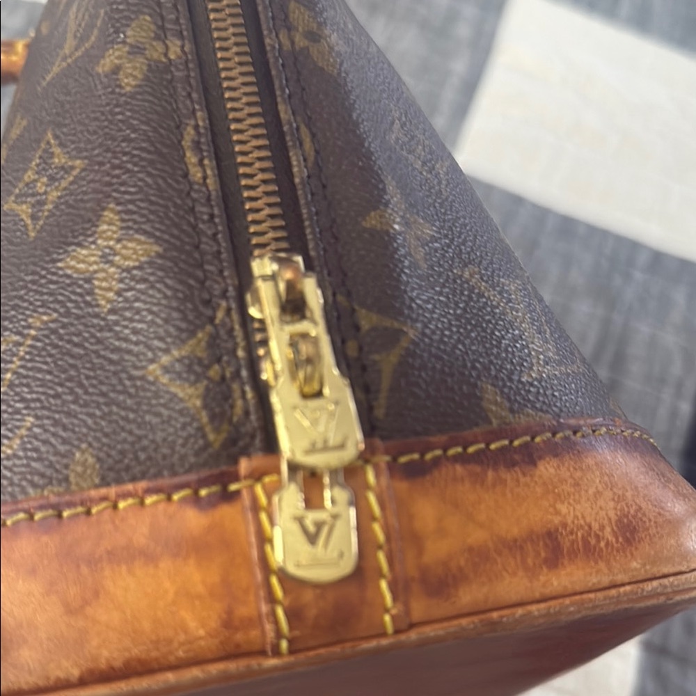 Louis Vuitton Alma Monogram Canvas Handbag - Picture 5 of 14